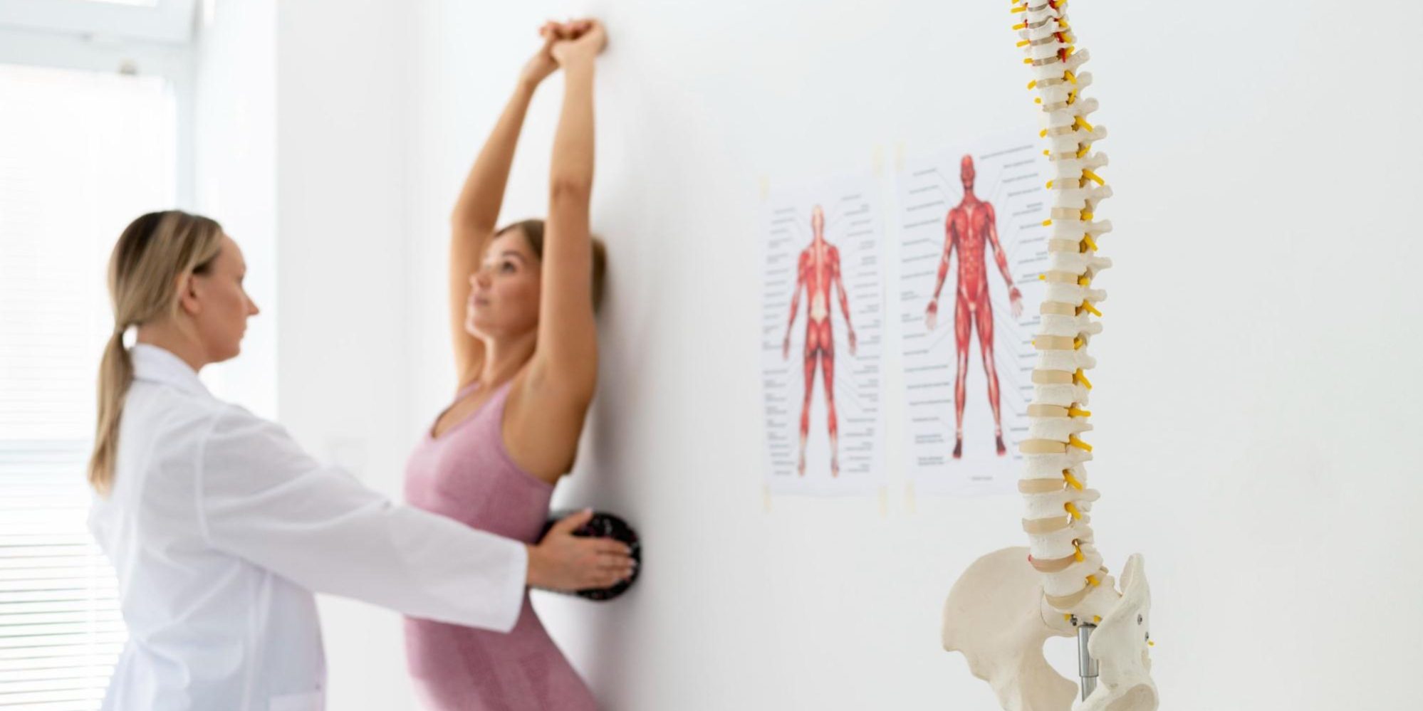 escoliose-adolescentes-observacao-postural Profissional de saúde a observar o alinhamento postural de uma adolescente durante uma consulta. Caption: A observação postural pode fazer parte da avaliação clínica quando existe suspeita de escoliose.
