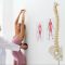 Profissional de saúde a observar o alinhamento postural de uma adolescente durante uma consulta. Caption: A observação postural pode fazer parte da avaliação clínica quando existe suspeita de escoliose.